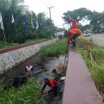 pembersihan saluran air untuk cegah banjir di kota