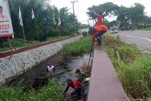 pembersihan saluran air untuk cegah banjir di kota