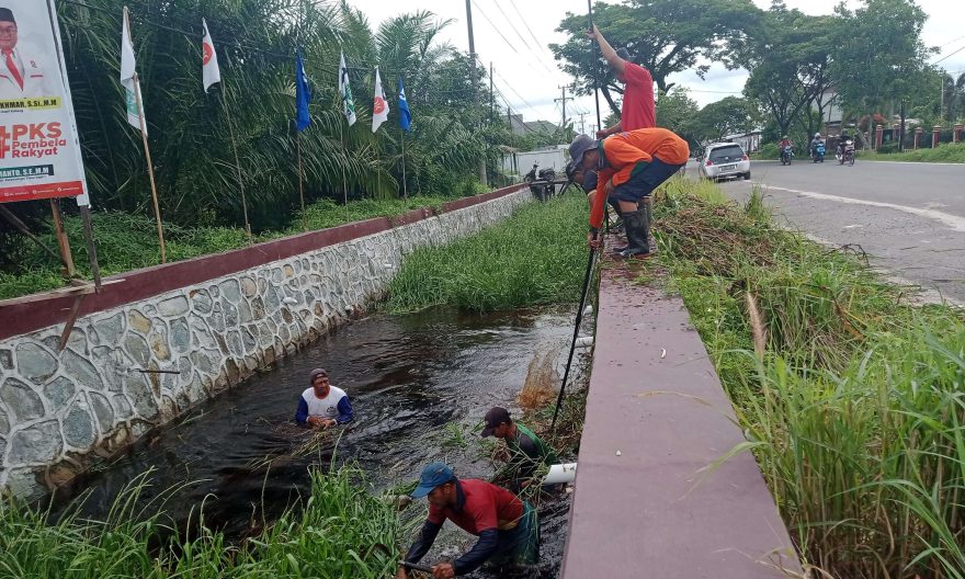 pembersihan saluran air untuk cegah banjir di kota